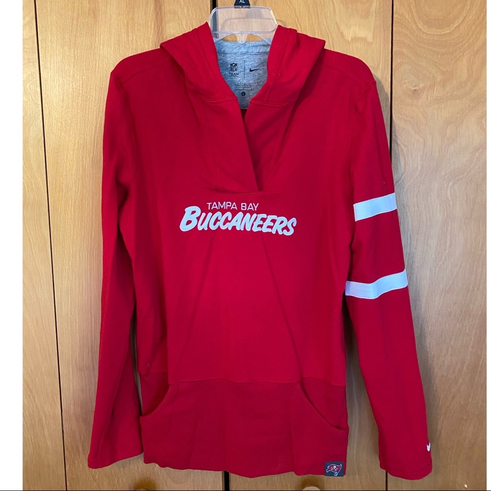 Buccaneers pullover with hood